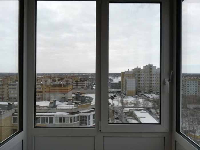 Окна омска сайт. Лоджии в Омске. Угловое окно Омск. Балкон Алекс в Омске. Застекление балкона Омск цены.